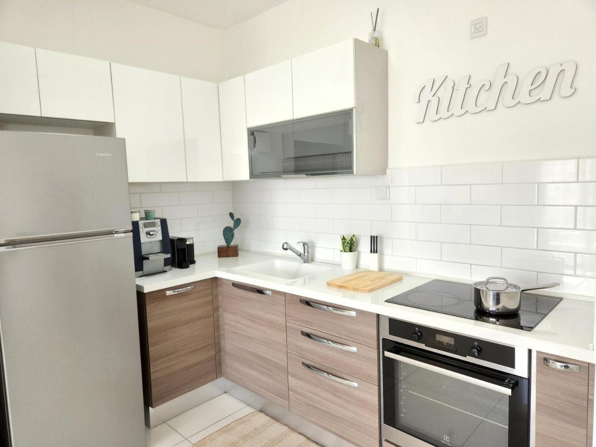 Melony Yam Suf Street Apartment *